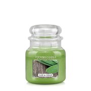 Country Candle Sage & Cedar lõhnav küünal keskmine 2 tahiga (453 g)