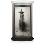 Kringle Candle Halloweeni trükistel põhinev Moody Witch koos luudaga suure kahe tahiga lõhnaküünlaga (624 g)